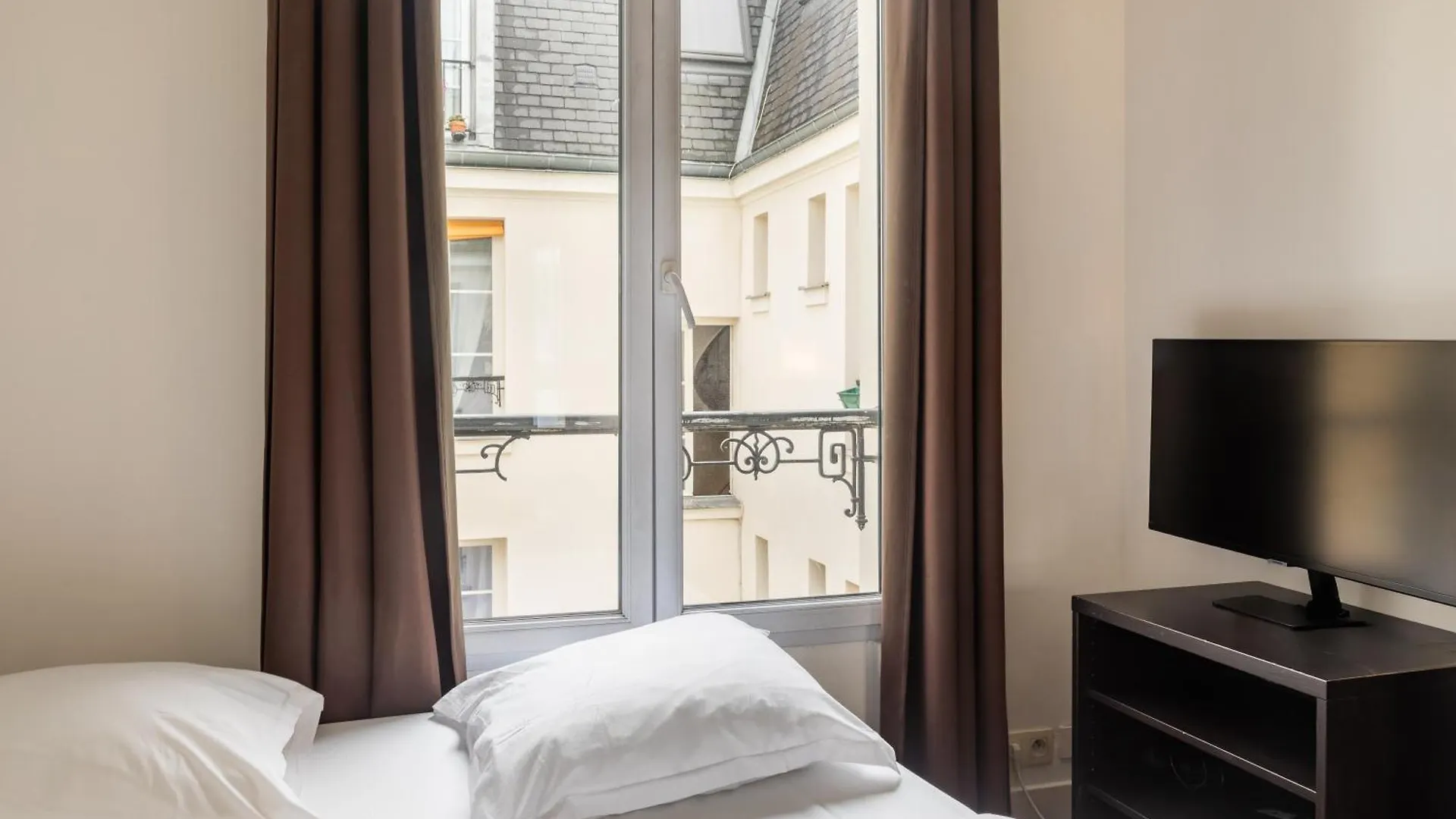 Pied-A-Terre Near Bastille & Voltaire Paris 11Th France
